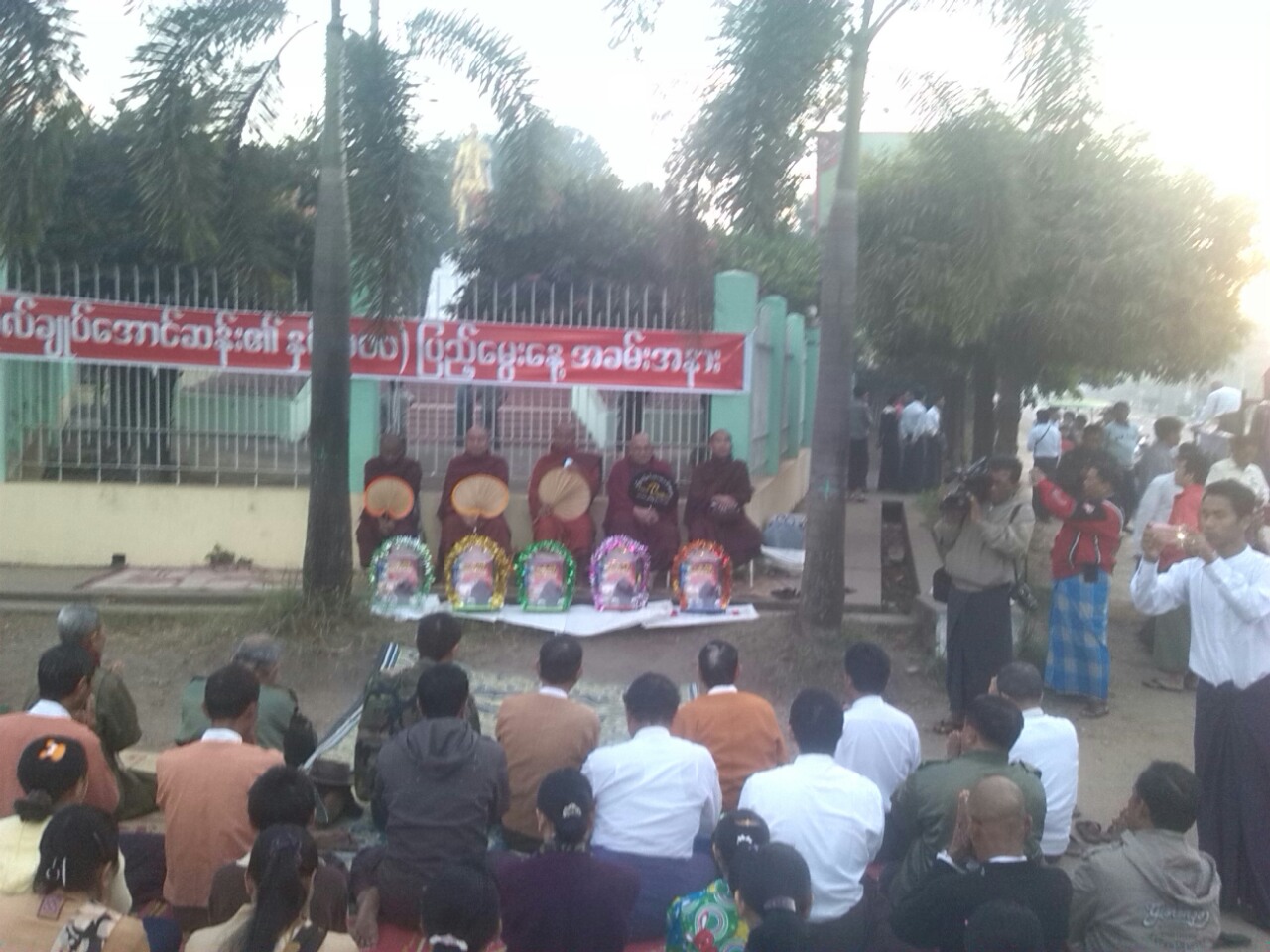 ပဲခူးအာဏာပိုင္​မ်ား တားဆီးသျဖင့္ ဗိုလ္​ခ်ဳပ္​​ေမြး​ေန႔ဆြမ္​း လမ္​း​ေဘးတြင္​ကပ္​ရ