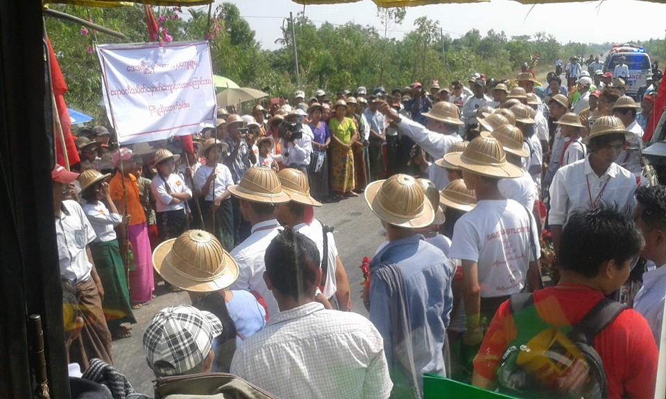 ဧရာ၀တီသပိတ္စစ္ေၾကာင္း ဖ်ာပုံျပည္သူမ်ား ႀကိဳဆုိ (ဓာတ္ပုံ)