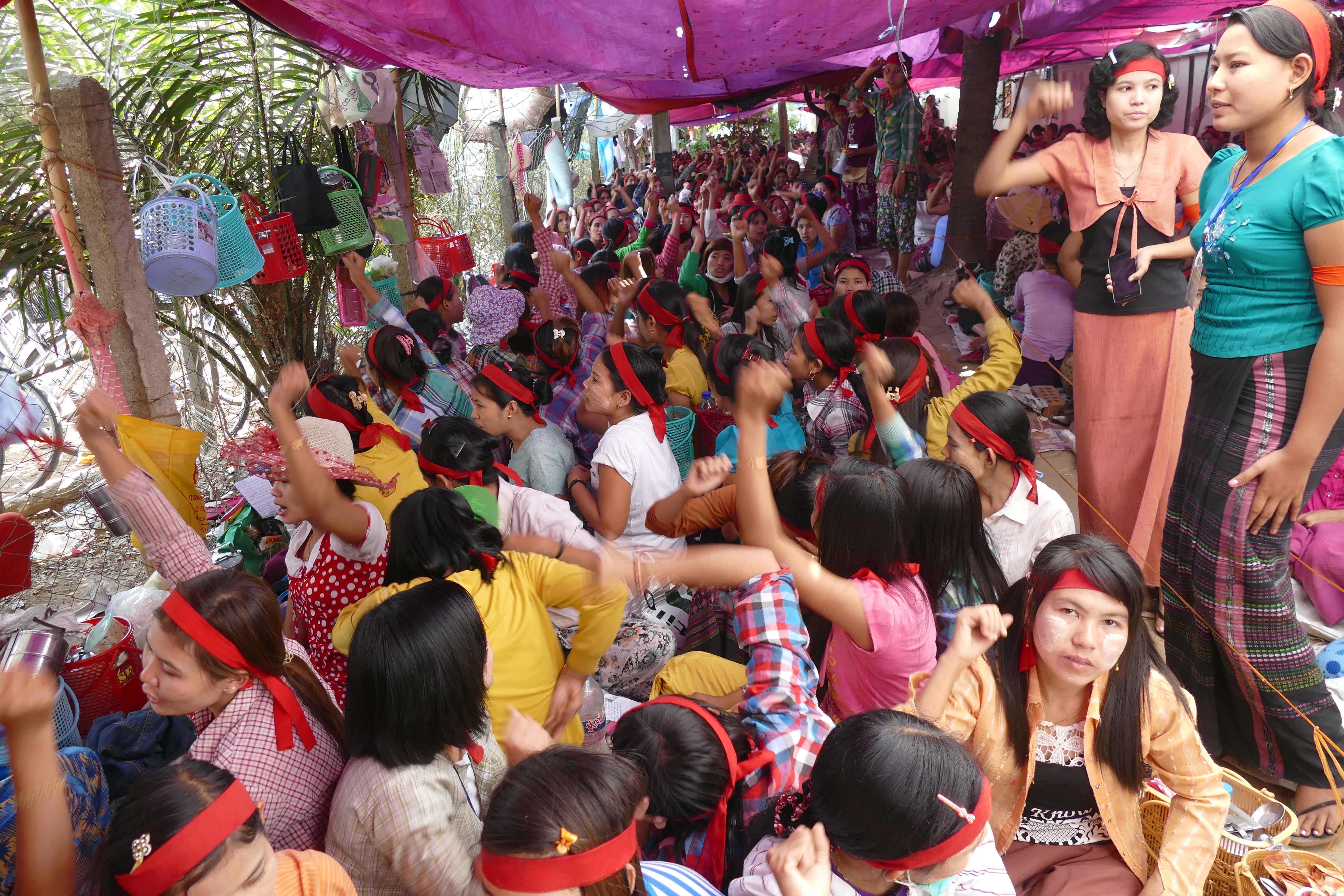 တုုိင္ရီ ဖိနပ္စက္ရုုံ အလုုပ္သမားမ်ား ဆႏၵထုတ္ေဖာ္ (ဓာတ္ပုံ)