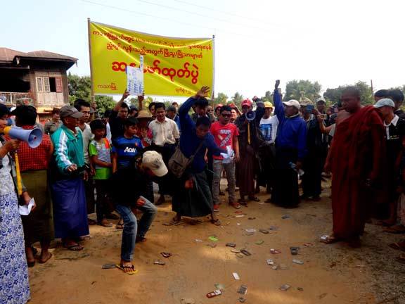 ကသာၿမိဳ႕က ျမန္မာ့ဆက္သြယ္ေရး ဆႏၵျပပြဲ လက္ကုိင္ဖုန္းမ်ား ေပါက္ခြဲ