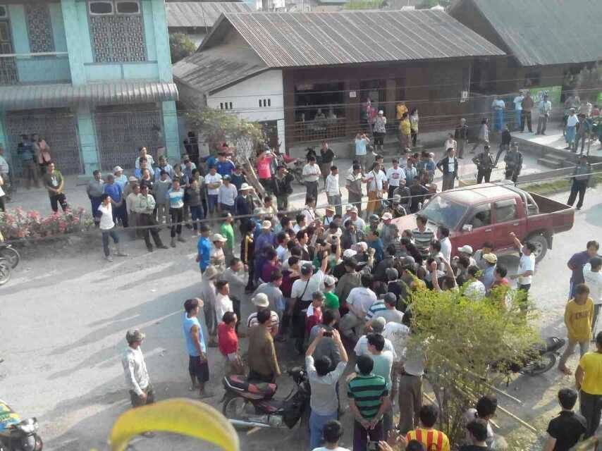 သတၱဳတူးေဖာ္ေရးကုမၸဏီပိုင္ယာဥ္တန္းကို နမ့္ခမ္းေဒသခံမ်ား ဟန္႔တား