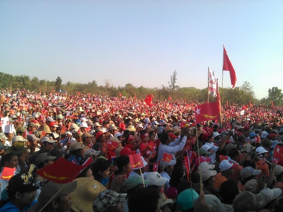 ေဒၚေအာင္ဆန္းစုၾကည္ကုိ ဟသၤာတေဟာေျပာပြဲ လူထု ေသာင္းခ်ီ တက္ေရာက္