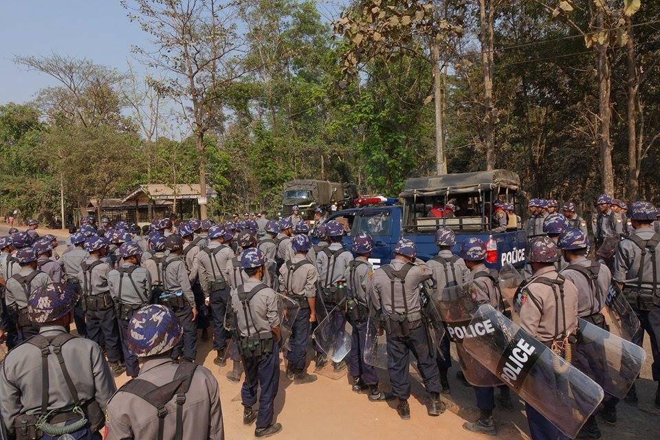 သပိတ္ေမွာက္ေက်ာင္းသားမ်ားကို ရဲအင္အား အလံုးအရင္းျဖင့္ ၀ုိင္းထား
