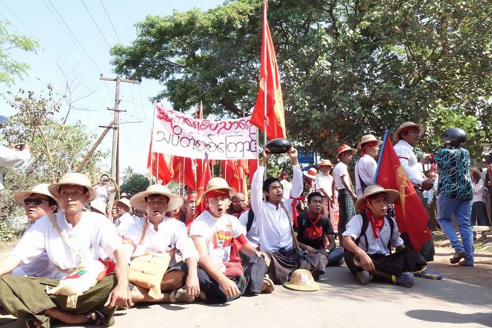 တားဆီးခံရသည့္ေက်ာင္းသားမ်ား ထိုင္သပိတ္ ဆႏၵျပ