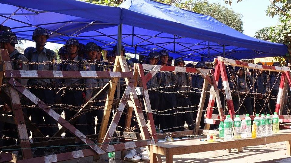 ေက်ာင္းသားသပိတ္ကုို သံဆူးႀကဳိးခ် တားဆီး