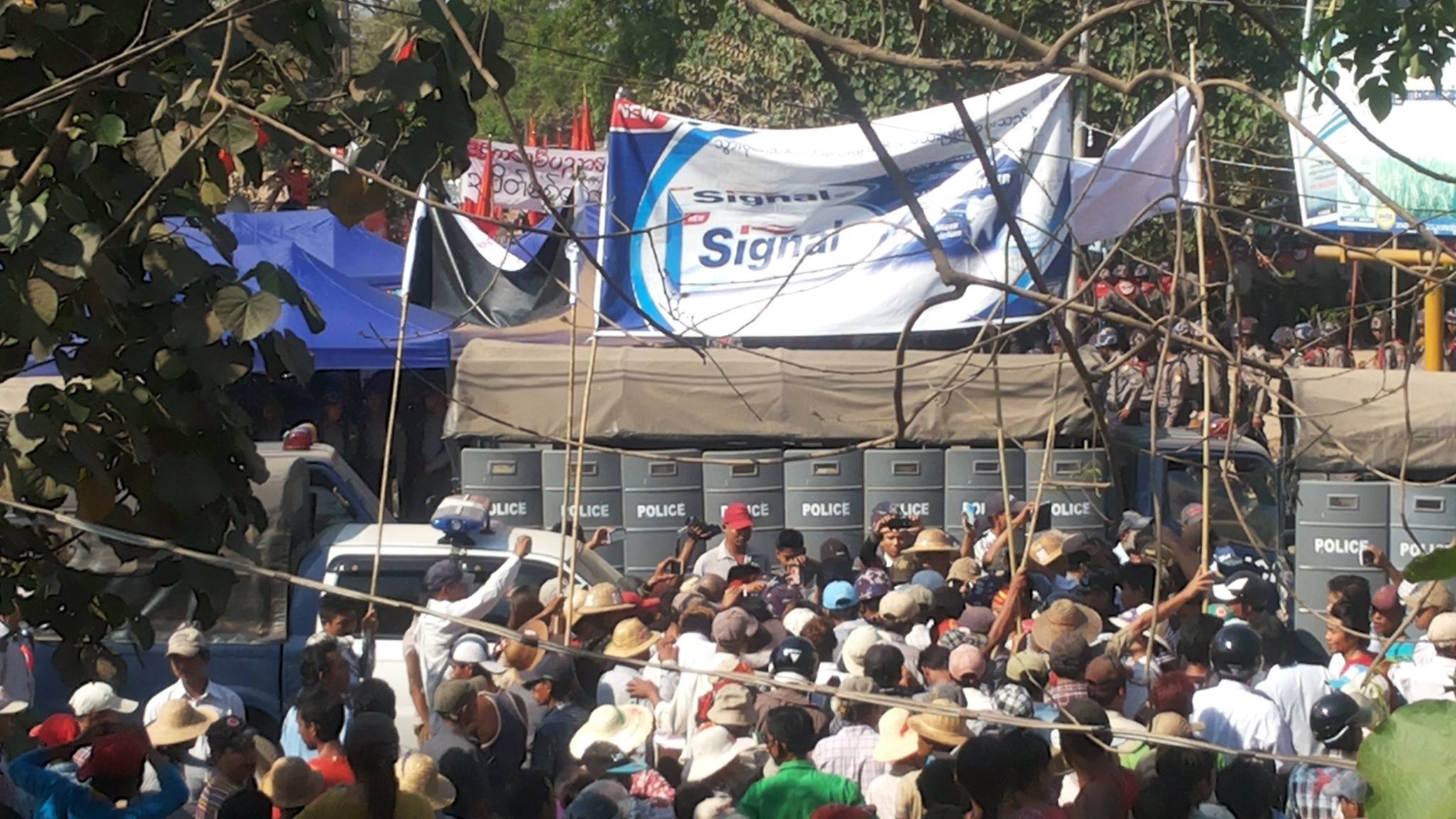 ေက်ာင္းသားသပိတ္ လာေရာက္ေထာက္ခံသည့္ ျပည္သူမ်ားကုိ ရဲတပ္ဖြဲ႔ တားဆီး (ဓာတ္ပုံ)