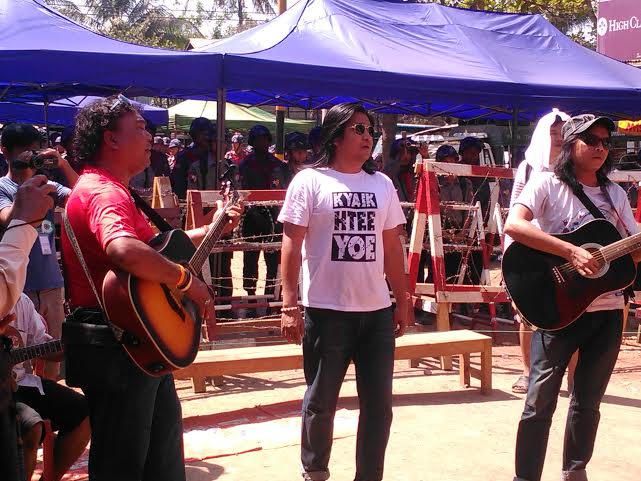 ပိတ္ဆုိ႔ခံေနရသည့္ ေက်ာင္းသားသပိတ္ကုိ ေတးဂီတအဖြဲ႔ ေဖ်ာ္ေျဖ (ဓာတ္ပုံ)