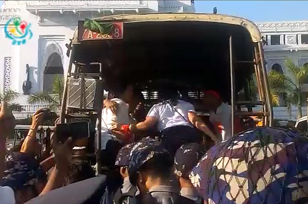 အခ်ဳပ္ကားေပၚပါသြားသည့္ မနီလာသိန္းကုိ ေမးျမန္းခ်က္