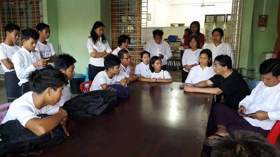 ၿမိဳ႕ေတာ္ခန္းမေရွ႕ အၾကမ္းဖက္ဖမ္းဆီးခံရသူ ၈ ဦး ျပန္လည္လြတ္ေျမာက္