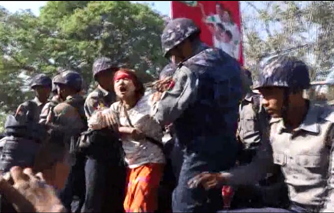 လက္ပံတန္းတြင္ ဗကသအဖြဲ႔၀င္မ်ား အၾကမ္းဖက္ဖမ္းဆီးခံရ