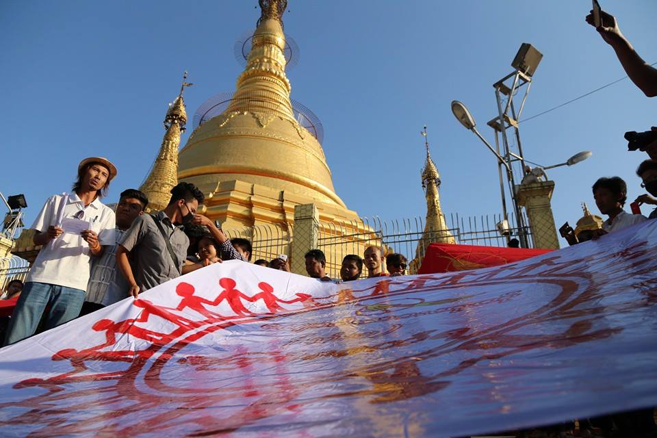 အၾကမ္းဖက္ၿဖိဳခြင္းခံရမႈကုိ ကန္႔ကြက္သည့္အေနျဖင့္ ဆုေတာင္းပြဲျပဳလုပ္