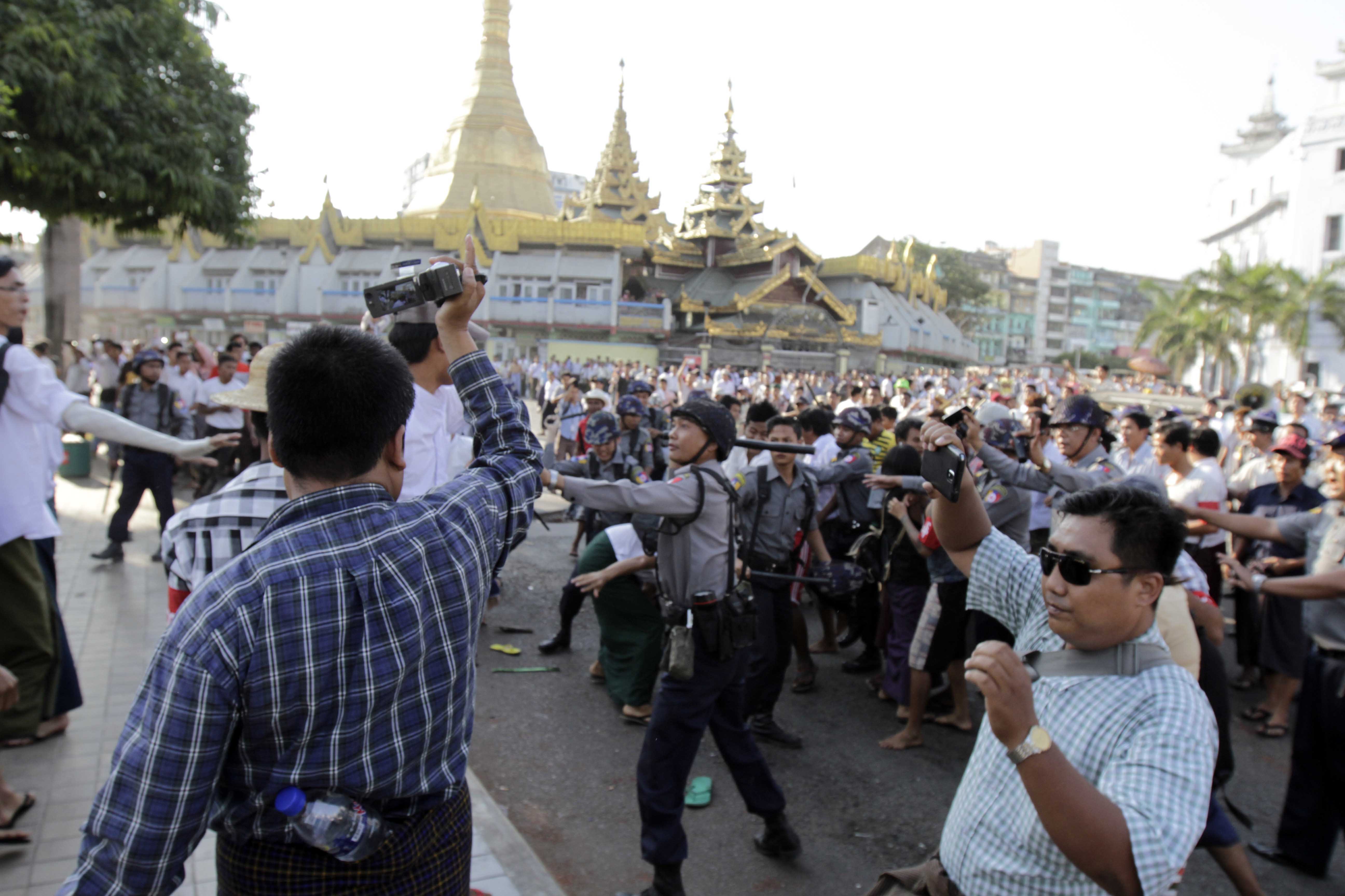 ေက်ာင္းသားမ်ား အၾကမ္းဖက္ခံရမႈ စုိးရိမ္ေၾကာင္း အီးယူေျပာ