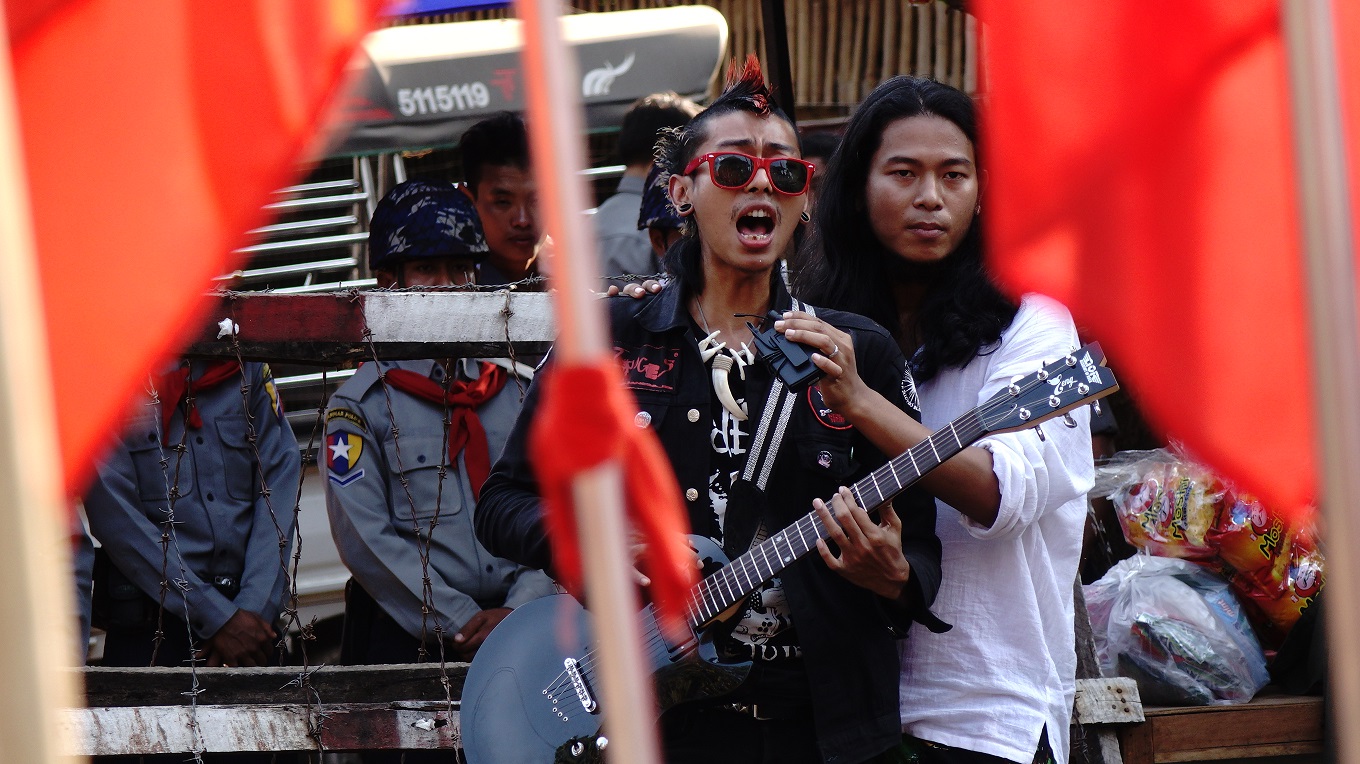 လက္ပံတန္းေက်ာင္းသားသပိတ္စခန္းတြင္ The Rebel Riot Punk Band ေဖ်ာ္ေျဖ (ဓာတ္ပံု)