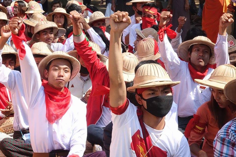 ပိတ္ဆုုိ႔ခံထားရသည့္ ေက်ာင္းသားစစ္ေၾကာင္း ရန္ကုန္ကို ကားျဖင့္သြားမည္