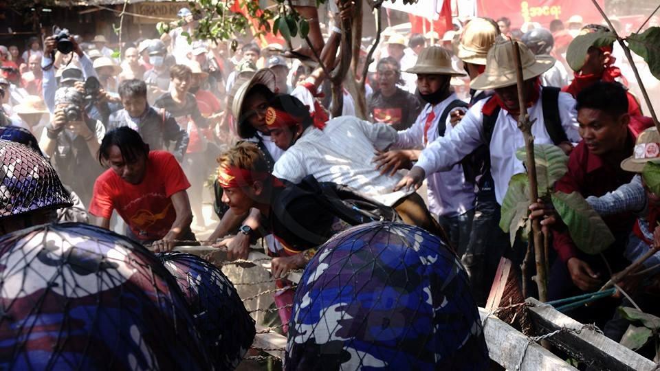 ေက်ာင္းသားႏွင့္ သံဃာမ်ားကို  ရဲလံုျခံဳေရးမ်ားက ႐ုိက္ႏွက္ဖမ္းဆီးၿဖဳိခြင္း