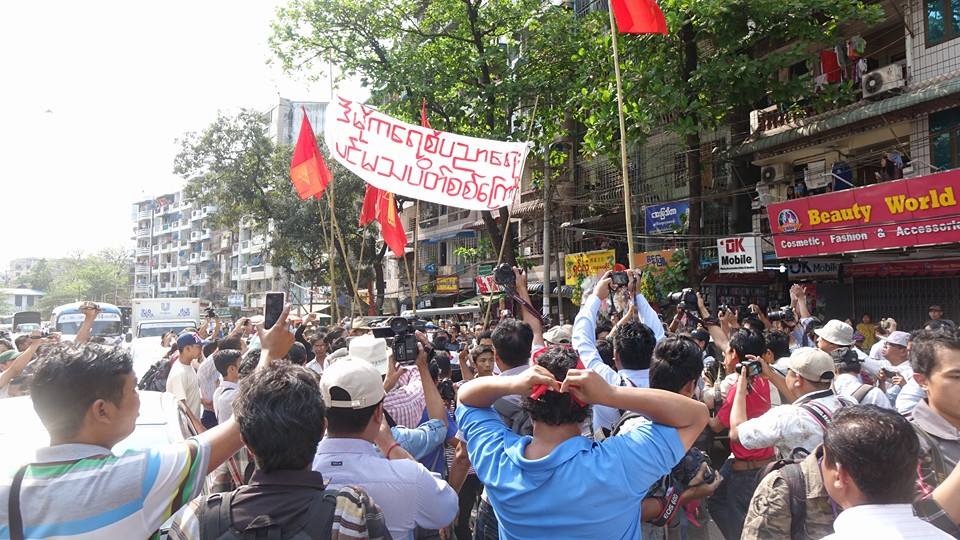 လွည္းတန္းဆႏၵျပမႈ ရဲတပ္ဖဲြ႔ တားျမစ္ လူစုခဲြ