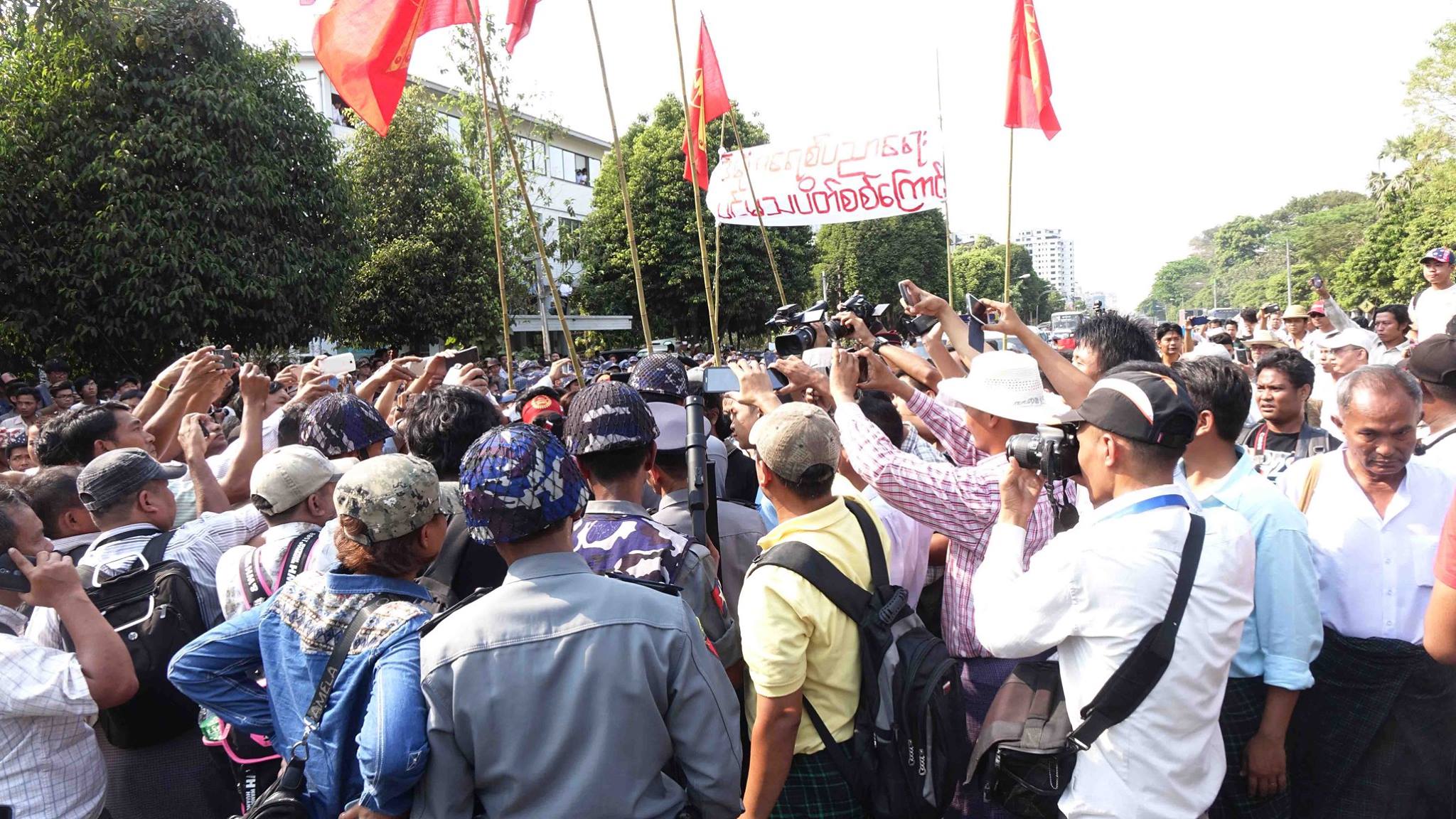 ရန္ကုန္တြင္ ဆႏၵျပသူမ်ားႏွင့္ ရဲမ်ား ထိပ္တိုုက္ရင္ဆိုုင္မႈ ျမင္ကြင္း (႐ုပ္သံ)
