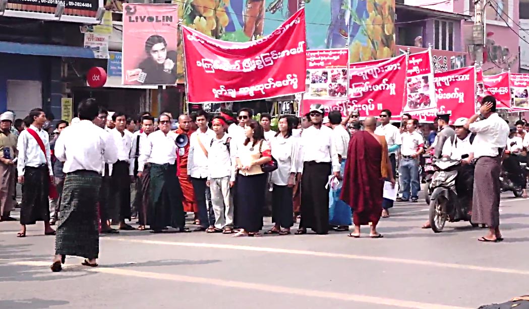 ေက်ာင္းသားသပိတ္ အၾကမ္းဖက္ၿဖိဳခဲြခံရမႈ မႏၱေလးတြင္ ကန္႔ကြက္ဆႏၵျပ