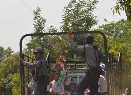 ေက်ာင္းသားသပိတ္၀န္းရံသည့္ လက္ပံတန္းျပည္သူ ၂၀ ျပန္လြတ္