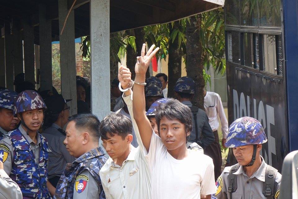 ေသြးသစၥာသီခ်င္း သံၿပိဳင္သီဆုိခဲ့ၾကသည့္ အခ်ဳပ္ကားေပၚက ေက်ာင္းသားမ်ား (ရုပ္သံ)