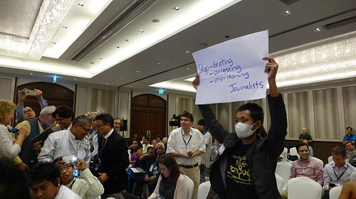 သတင္းေထာက္မ်ားအေပၚဖမ္းဆီးရုိက္ႏွက္မႈရပ္တန္႔ေရး ဦးရဲထြဋ္ကုိ ဆႏၵျပ