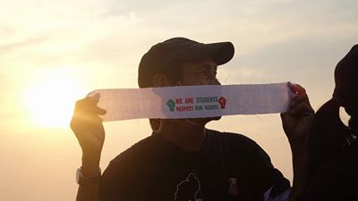 ေမာ္လၿမိဳင္ၿမိဳ႕က လက္ပတ္ျဖဴ လႈပ္ရွားမႈ (ဓာတ္ပုံ)