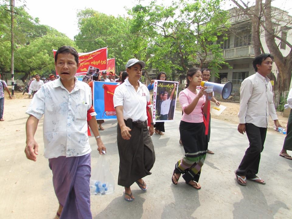 ေက်ာင္းသားႏွင့္ျပည္သူမ်ားကုိ ခ်က္ခ်င္းလႊတ္ေပးရန္ မုံရြာၿမိဳ႕တြင္ ဆႏၵျပ