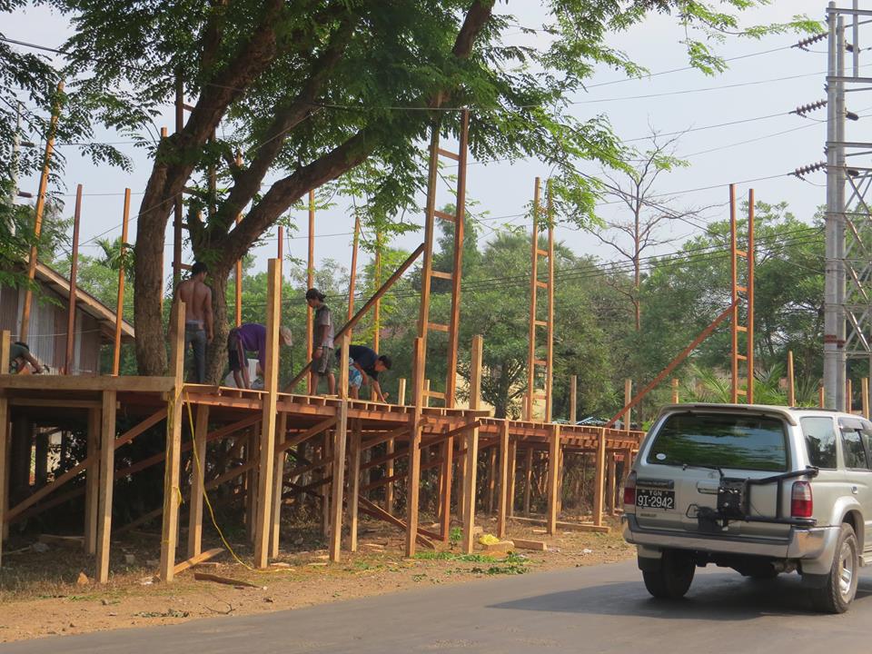 ထား၀ယ္ အတာသႀကၤန္မ႑ပ္မ်ား ေဆာက္လုပ္မႈျမင္ကြင္း (ဓာတ္ပုံ)