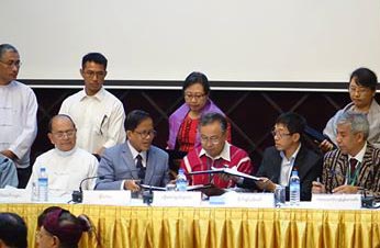 တႏိုင္ငံလံုး အပစ္ရပ္စာခ်ဳပ္မူၾကမ္း သမၼတေရွ႕ေမွာက္ သေဘာတူလက္မွတ္ထိုး
