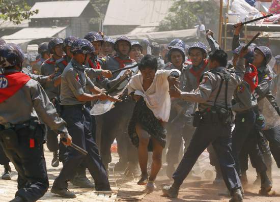 ရဲက ျပည္သူကို ရက္ရက္စက္စက္ရိုက္တာ တရားဥပေဒအတုိင္းလား