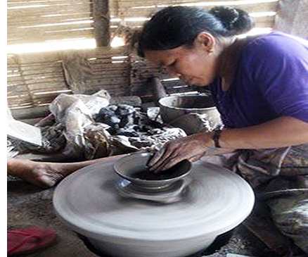 ကြယ္ေပ်ာက္လုနီးေနသည့္ ရွမ္းတုိင္းရင္းသားမ်ား၏ အိုးလုပ္ငန္း (သတင္းဓာတ္ပုံ)