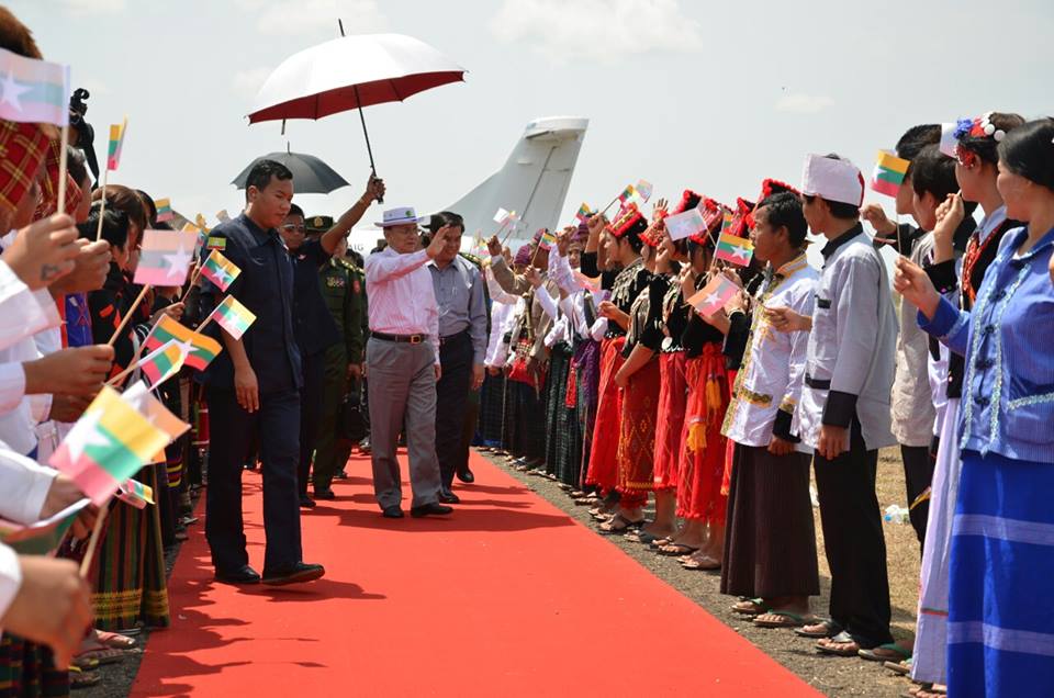 အစိုးရအဖြဲ႔၀င္မ်ား လူနာမ်ားကို လက္ေဆာင္ေပး
