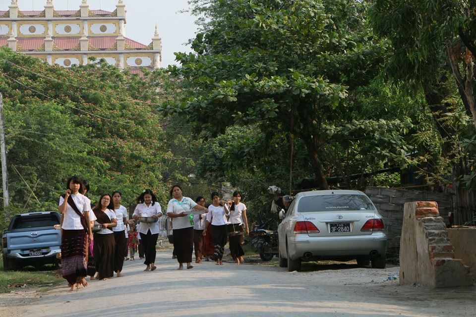 မႏၱေလး သၾကၤန္ အတက္ေန႔ ဆြမ္းေတာ္ႀကီးခံ ျမင္ကြင္းမ်ား