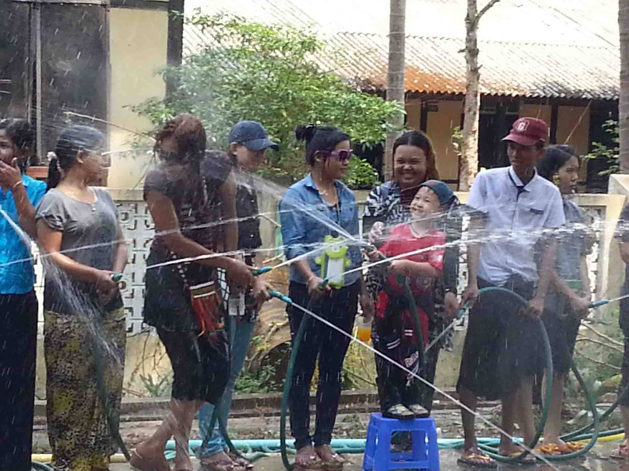 ဟသၤာတၿမိဳ႕ သႀကၤန္ အတက္ေန႔ ျမင္ကြင္း