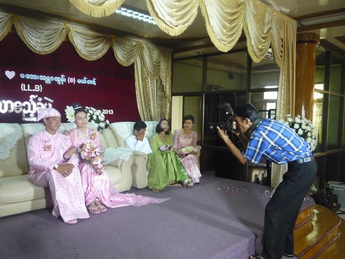 မီးစဥ္ၾကည့္ကရတဲ့ မဂၤလာ ဓာတ္ပုံဆရာဘ၀
