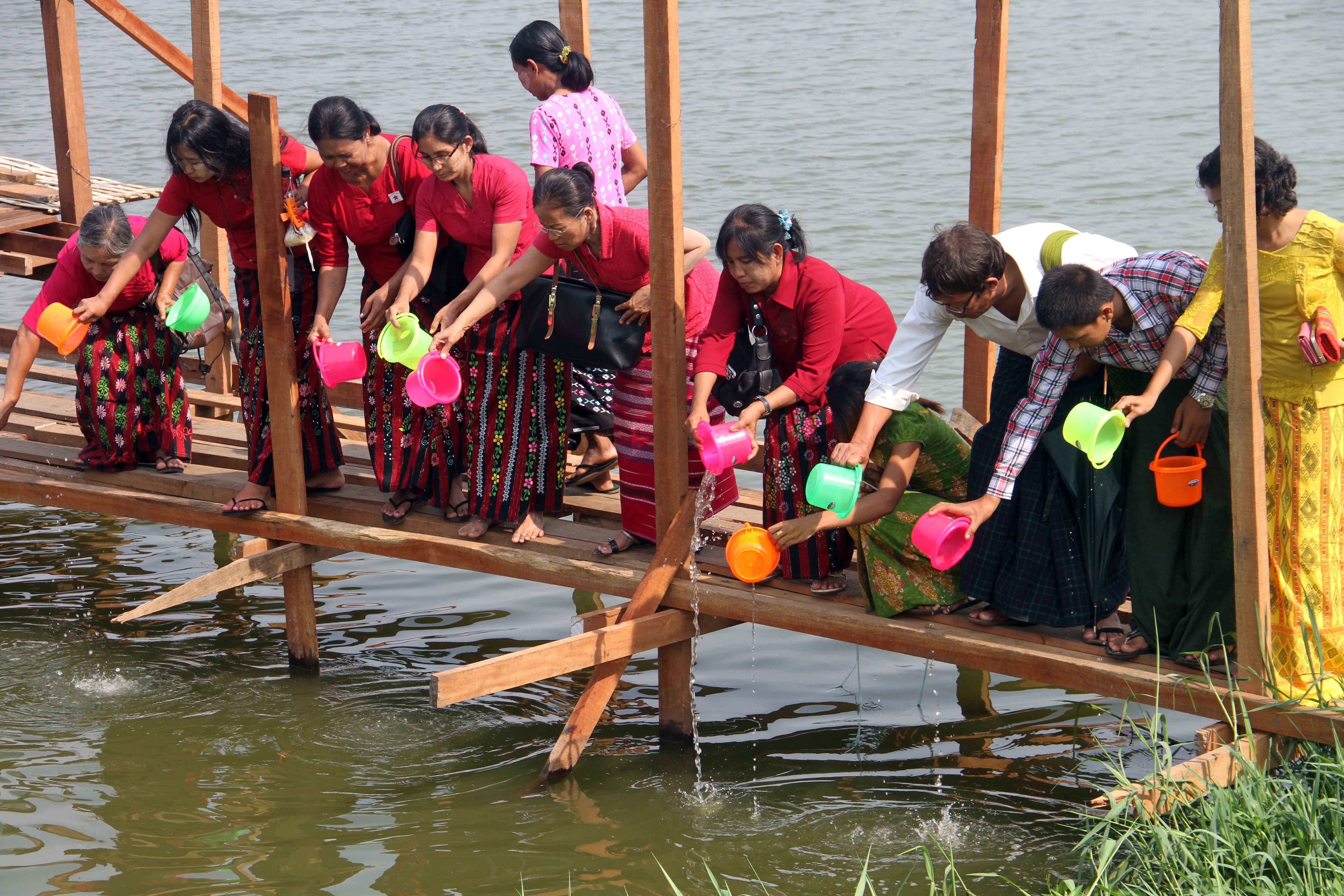 နုုိင္ငံေရးအက်ဥ္းသားမ်ား လြတ္ေျမာက္ေရး ငါးလႊတ္ပဲြ ျပဳလုပ္ (ဓာတ္ပံု)