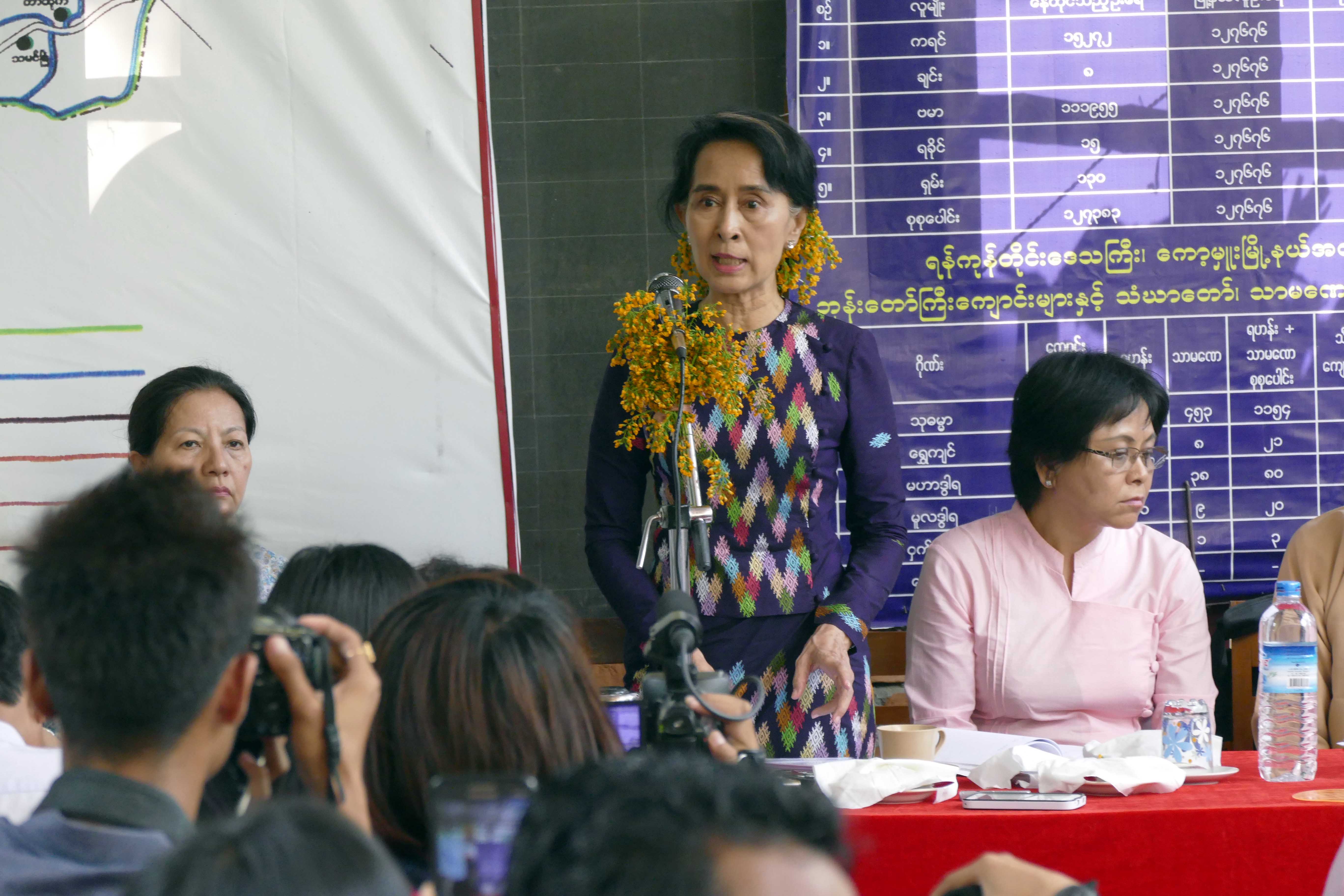 ေဒၚေအာင္ဆန္းစုၾကည္ ေကာ့မႉးေဒသဖြ႔ံၿဖိဳးေရးအတြက္ ၿမိဳ႕ခံမ်ားႏွင့္ ေတြ႔ဆံု