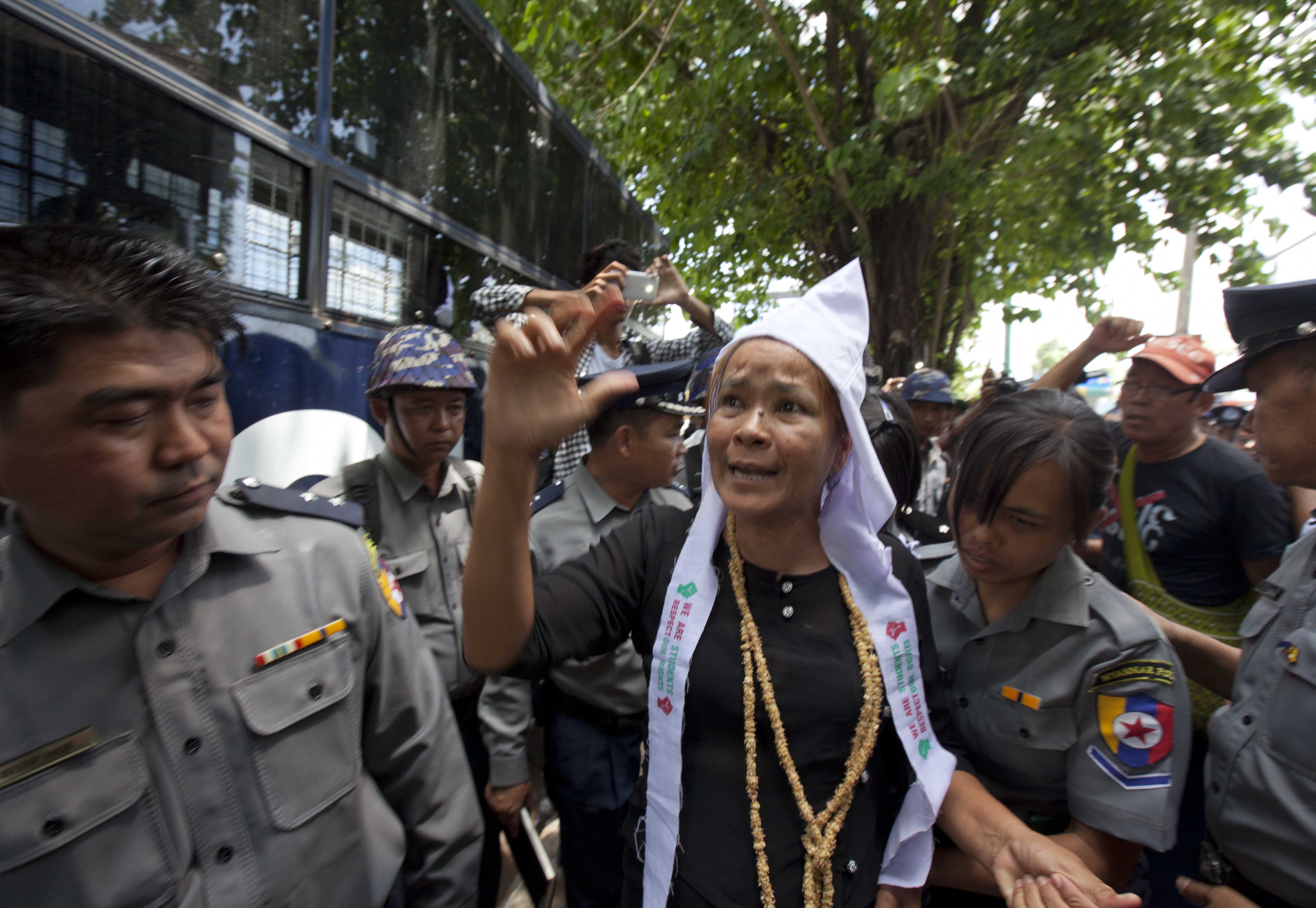 ခုိေတာင္ကၽြန္းအေရး ဆႏၵျပသူမ်ားကို ေထာင္ဒဏ္ ၃ လစီခ်မွတ္ (ဓာတ္ပုံ)