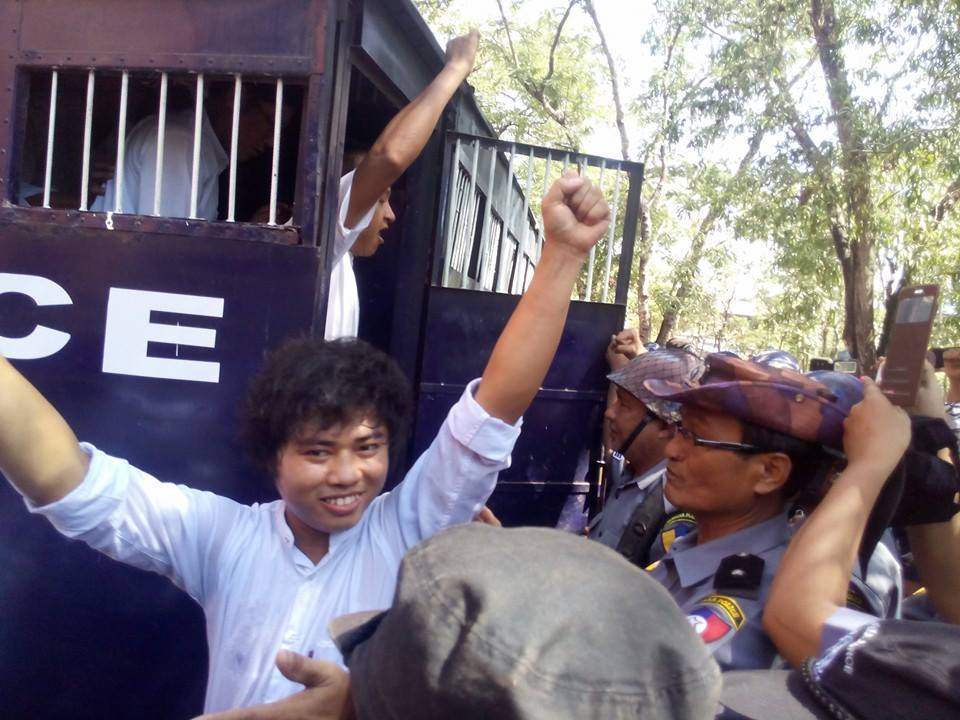 ဖမ္းဆီးထိန္းသိမ္းခံ ေက်ာင္းသားမ်ားႏွင့္ ၀န္းရံျပည္သူမ်ားကို ႐ုံးထုတ္ (ဓာတ္ပံု)