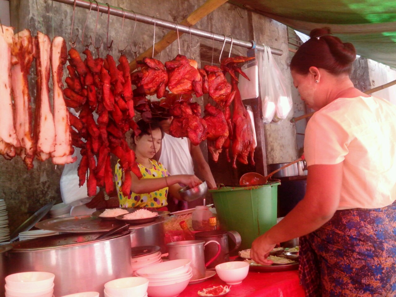 ရန္ကုန္ ပလက္ေဖာင္း ေစ်းတန္း (ဓာတ္ပံု)