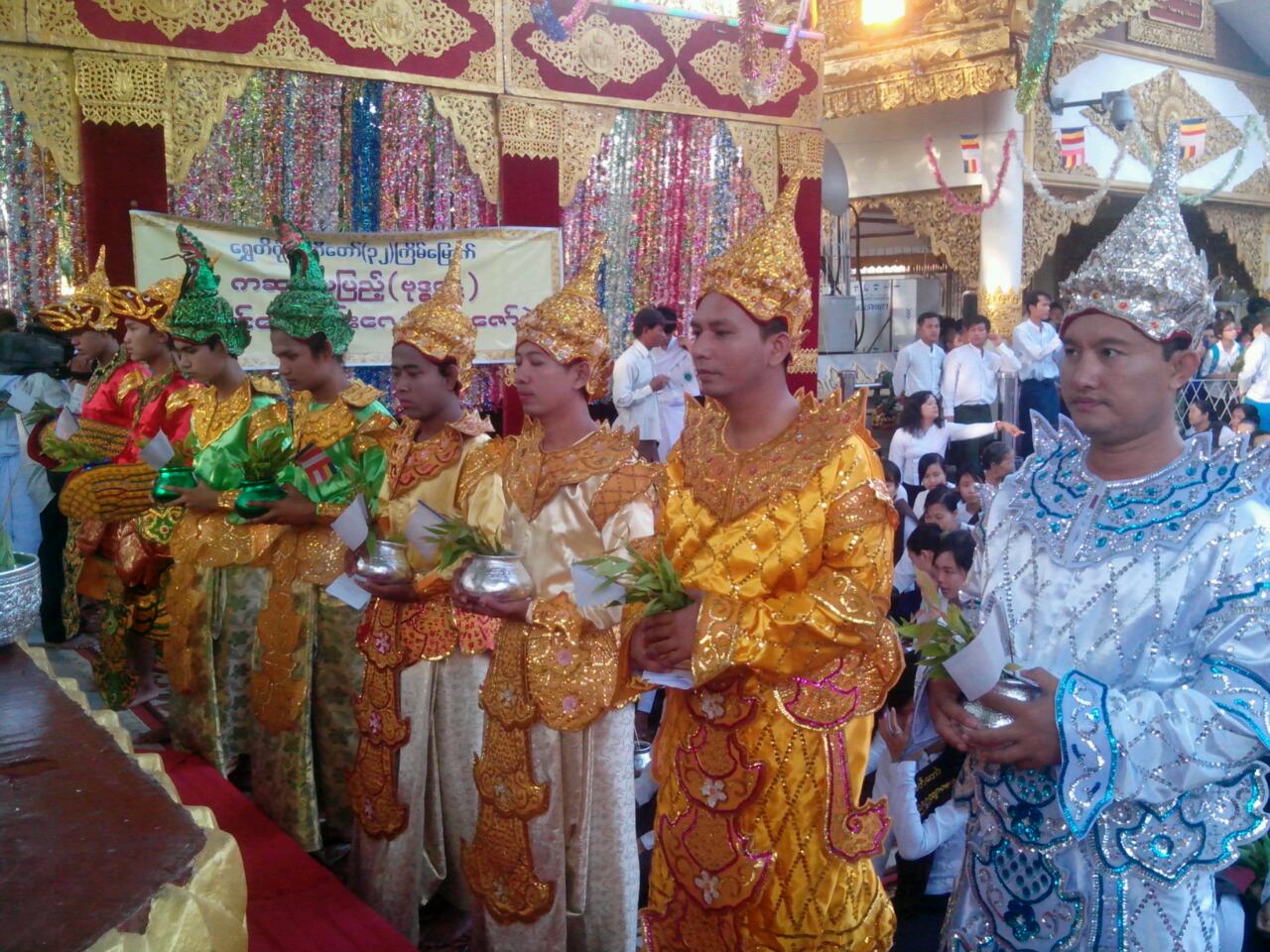 ေရႊတိဂုံေစတီ ကဆုန္လျပည့္ ေညာင္ေရသြန္းေလာင္းလွဴပြဲ (ဓာတ္ပုံ)