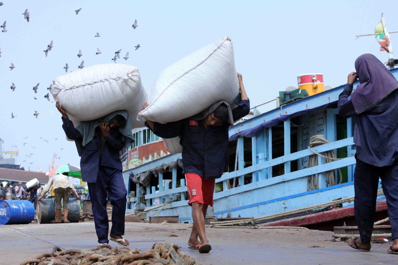ရန္ကုန္ၿမိဳ႕က ႐ုန္းကန္လႈပ္ရွား ဘ၀ပံုရိပ္မ်ား (ဓာတ္ပံု)