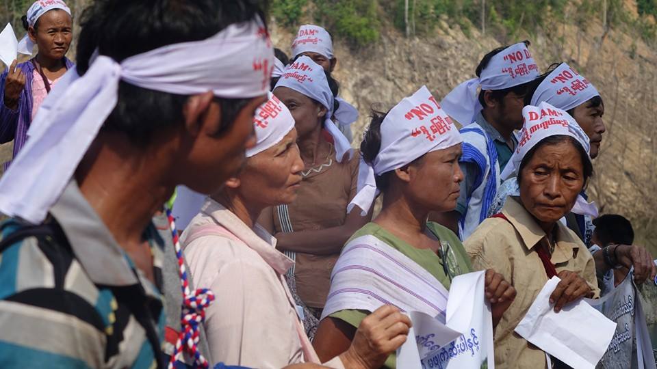 ေရအားလွ်ပ္စစ္စီမံကိန္းေၾကာင့္ ထိခုိက္မႈမ်ား ေျဖရွင္းေပးရန္ ပလက္၀တြင္ ဆႏၵျပ(ဓာတ္ပုံ)