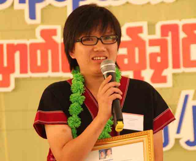 ပဒုိမန္းရွာလူငယ္ေခါင္းေဆာင္ဆု ပတ္၀န္းက်င္အေရးလႈပ္ရွားသူ ေနာ္ဆာမူး ရရွိ