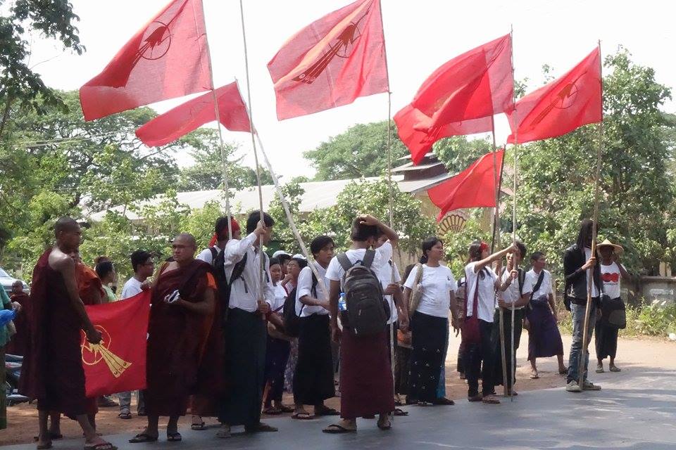 ဖမ္းဆီးခံ ေက်ာင္းသားမ်ားႏွင့္ ၀န္းရံျပည္သူမ်ားကို ဗကသမ်ား အဖဲြ႔ခ်ဳပ္ ခြပ္ေဒါင္းအလံမ်ားႏွင့္ ႀကိဳဆို (႐ုပ္သံ)