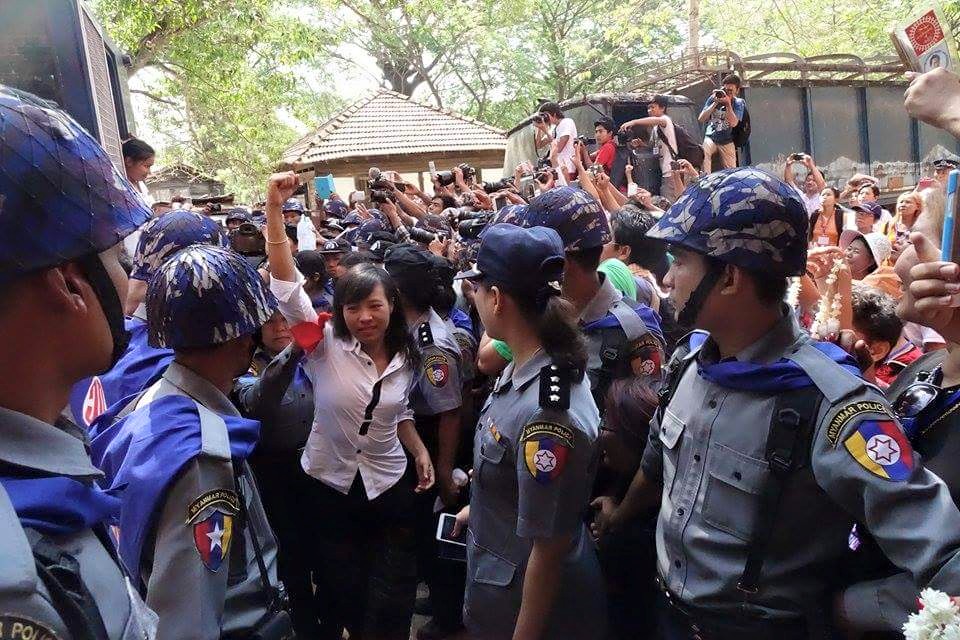 သပိတ္ေမွာက္ေက်ာင္းသားမ်ားကို  အမ်ားျပည္သူေရွ႕ေမွာက္ တရားစီရင္ခြင့္ျပဳ