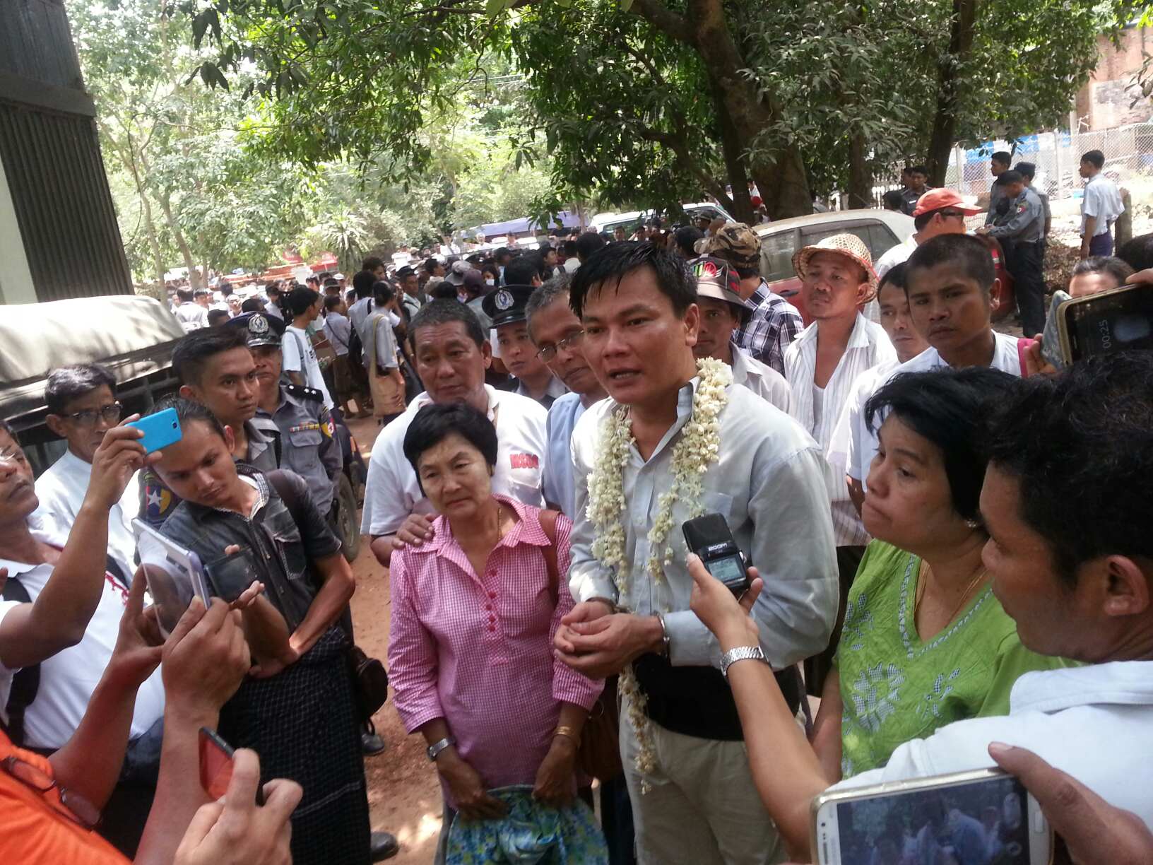 ဦးေနမ်ဳိးဇင္အပါအ၀င္ ႏုိင္ငံေရးတက္ႂကြလႈပ္ရွားသူမ်ားကုိ ေထာင္ဒဏ္မ်ားခ်မွတ္ (ဓာတ္ပုံ)