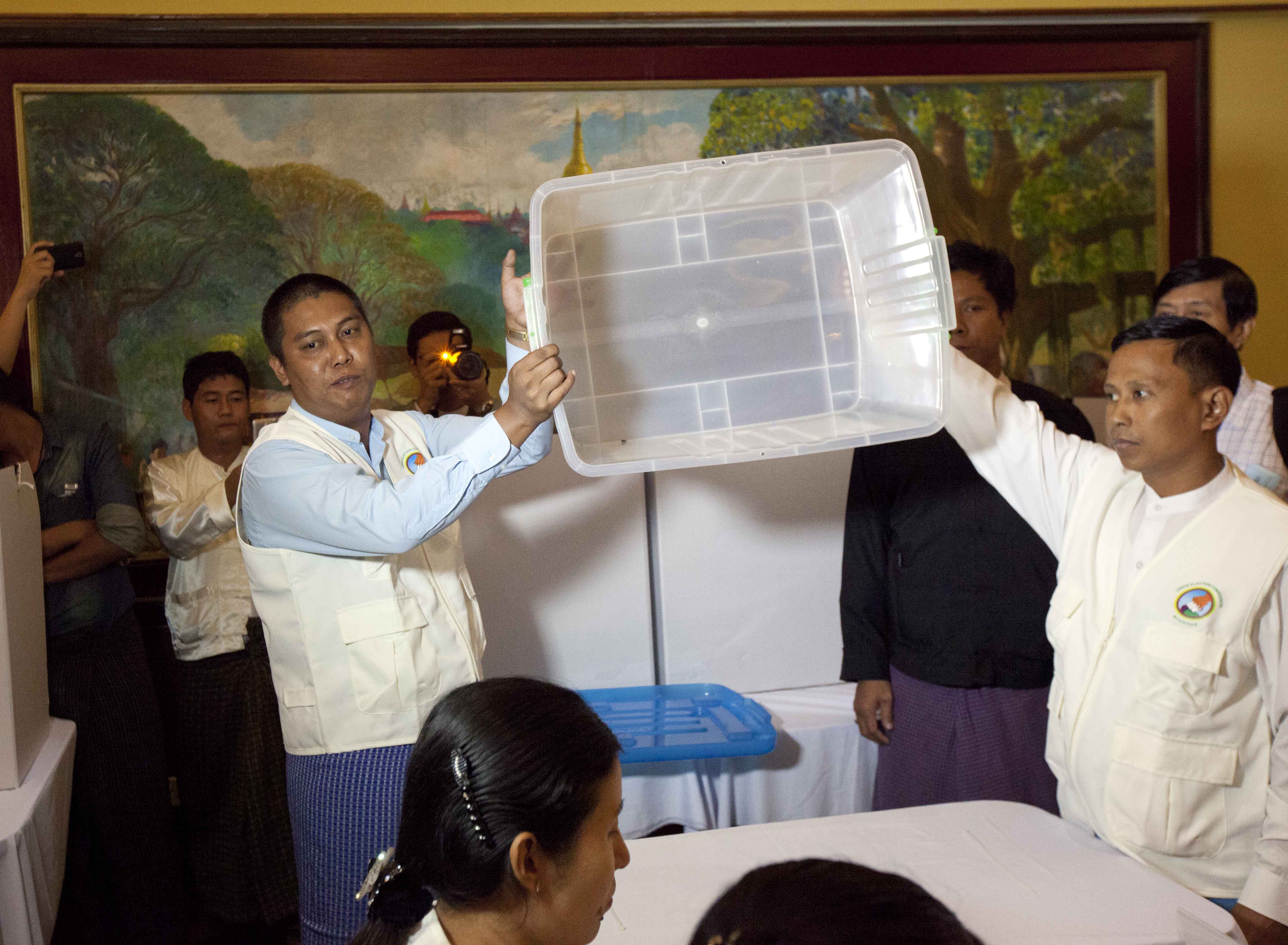 ၂၀၁၅ ေရြးေကာက္ပြဲအတြက္ မဲထည့္မႈ သရုုပ္ျပပြဲ (ဓာတ္ပုံ)