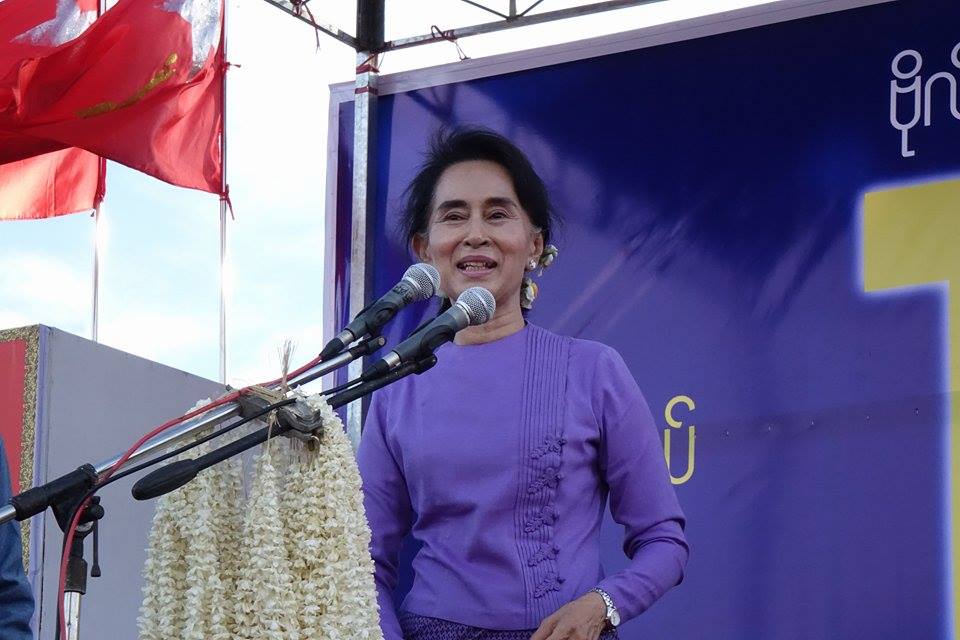 ေဒၚေအာင္ဆန္းစုၾကည္ ေမာ္လၿမိဳင္ၿမိဳ႕ လူထုေဟာေျပာပြဲ (ဓာတ္ပုံ ၁)