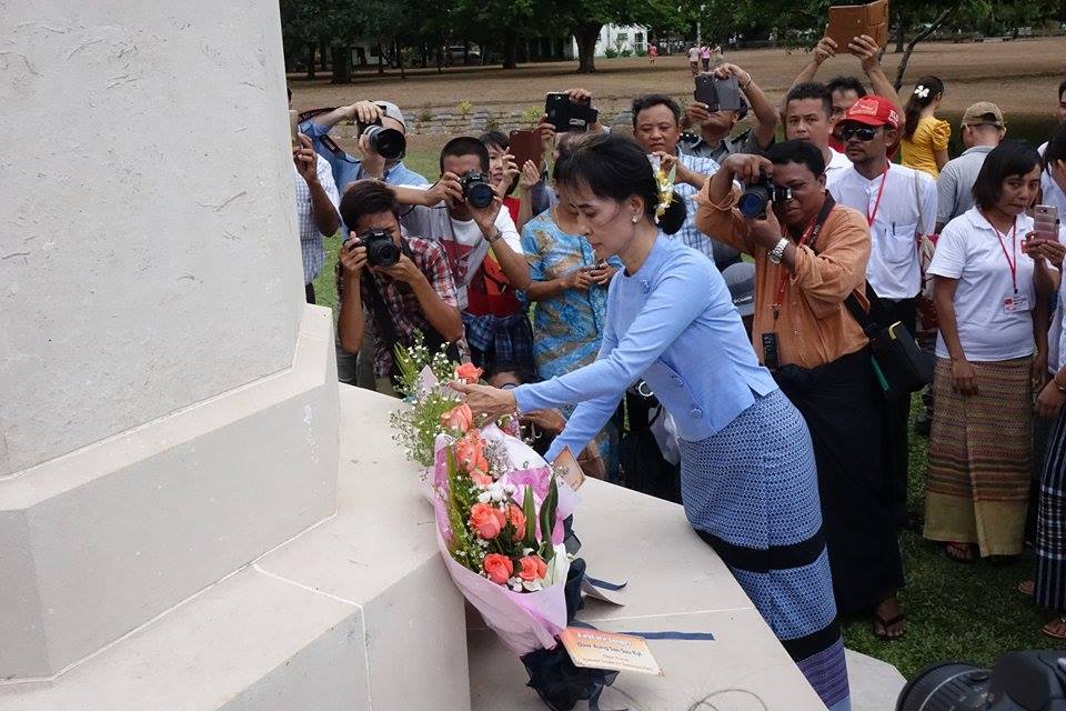 ေဒၚေအာင္ဆန္းစုၾကည္ သံျဖဴဇရပ္ စစ္သခ်ဳႋင္းကုိ သြားေရာက္ (ဓာတ္ပုံ)